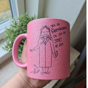 Krus: Jeg er farmakonom og jeg er stolt af det Pink Glimmer – produktbillede