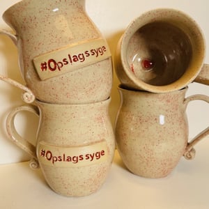 Krus med tekst - #Opslagssyge – produktbillede