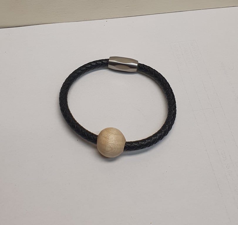 Armbånd i flettet læder og poleret ahorn. Magnet lukke.  billede 2