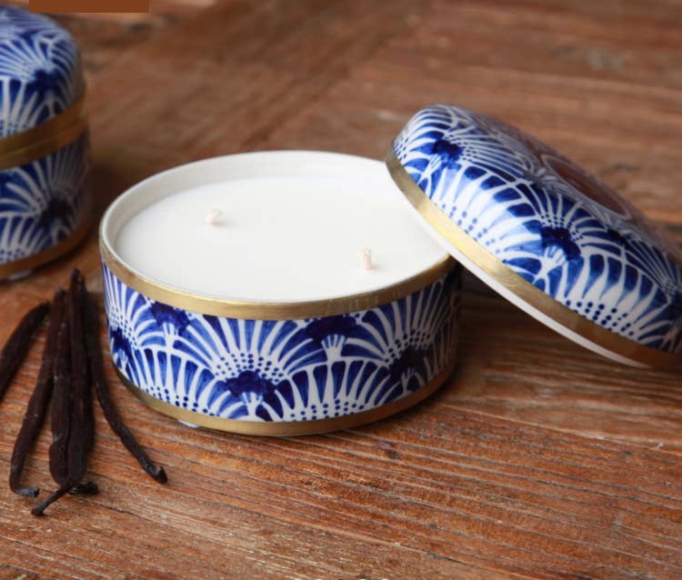 Åben, dekorativ lysedåse med blå og hvide mønstre og to væger, placeret på træbord ved siden af vaniljestænger. (2)