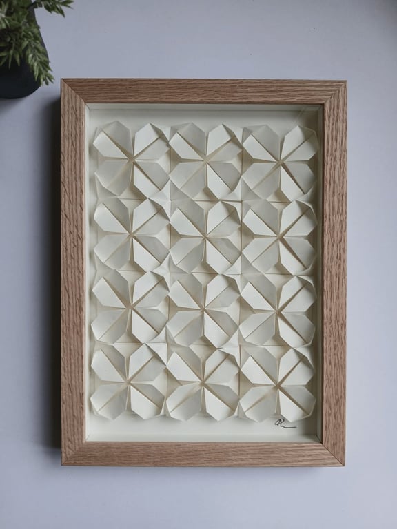 A4 foldet papirværk. naturhvid, indrammet billede 2