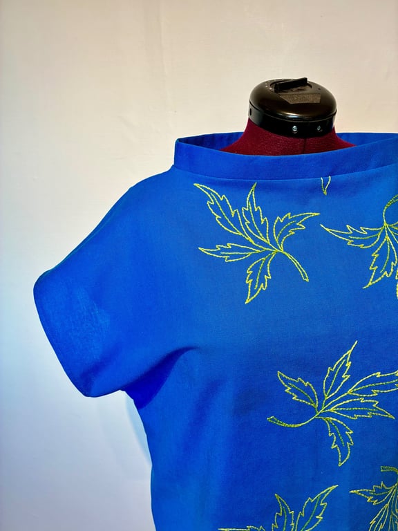 Trine-bluse med håndbroderede blade billede 5