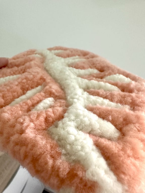 Tuftet læber som vægophæng – håndlavet i uld  billede 2