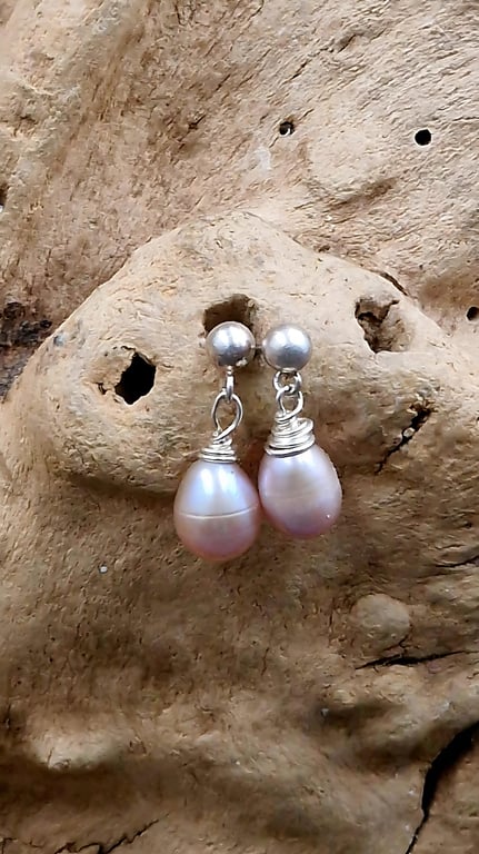 Rosa perle ørestikker.