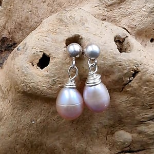 Rosa perle ørestikker. – produktbillede