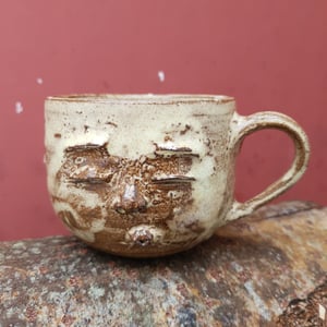 Kyssende ansigtskop med hank  – produktbillede