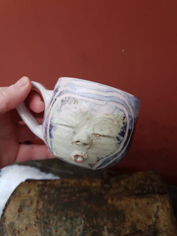 Syngende ansigtskop med hank 