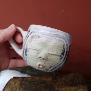 Syngende ansigtskop med hank  – produktbillede