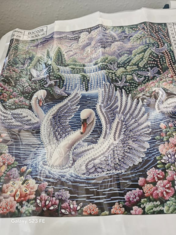 Broderimønster med svaner, vandfald, blomster og bjerge, dekoreret med perler.