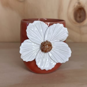 Kop med stor blomst – produktbillede