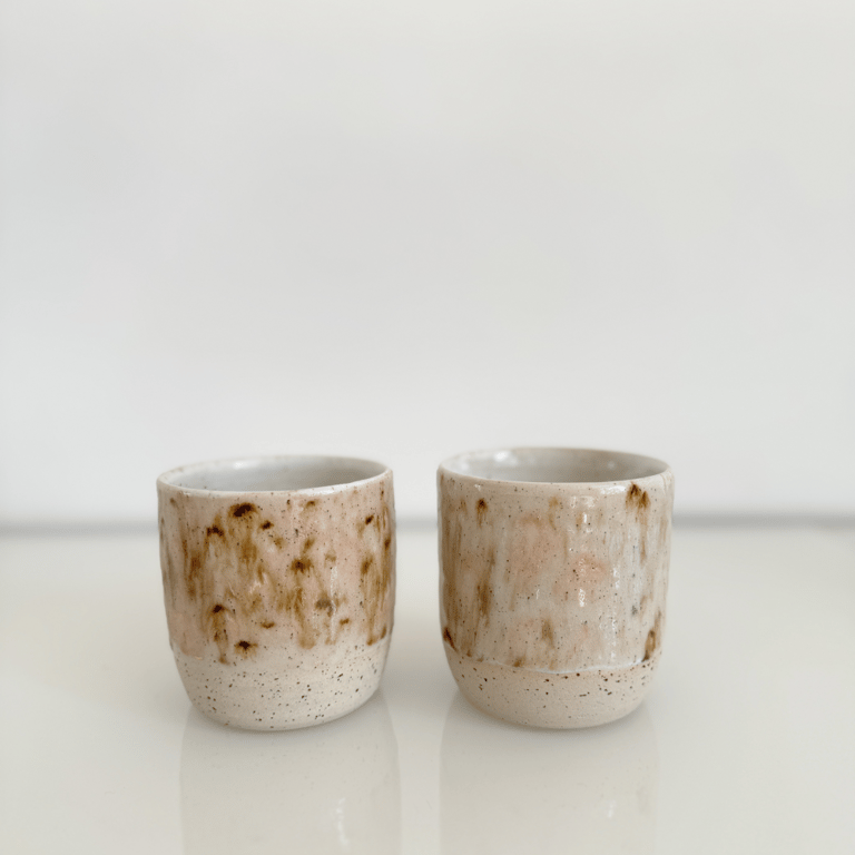 Krus uden hank, beige/brun/rosa og hvid indvendig