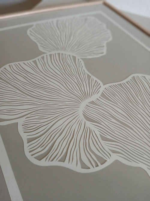 50x60cm papercut, beigegrå, knækket hvid, indrammet 
