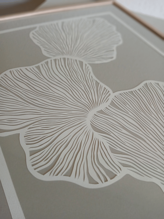 50x60cm papercut, beigegrå, knækket hvid, indrammet  (2)