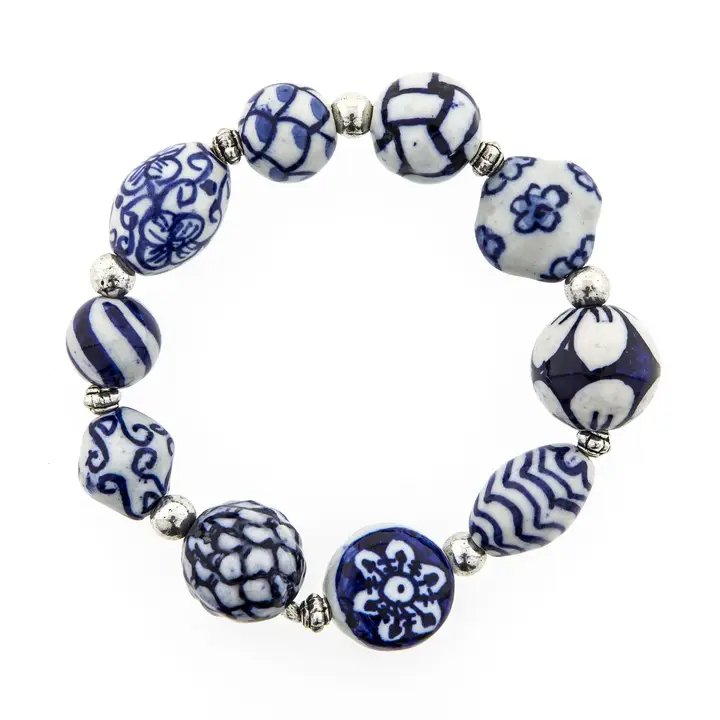 Armbånd med porcelænsperler