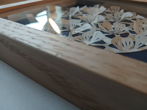 20x20cm, 3D papercut, indrammet 