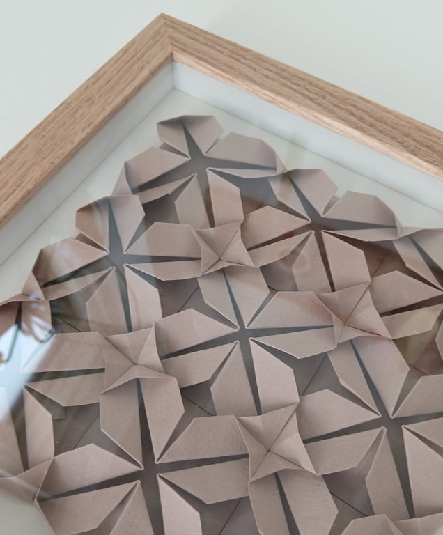 20x20cm foldet papirværk, nougat, indrammet  billede 2