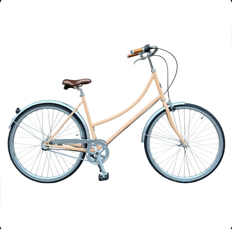 Billede af en beige klassisk damescykel med brun sadel og håndtag, sølv skærme og kædekasse, set fra højre side.