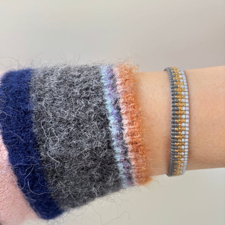 VÆVET JAPANSK ARMBÅND GRÅT/GULD