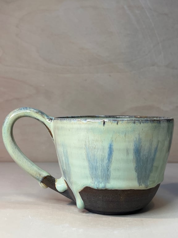 Kop med løbe hjerter. 340 ml. H: 7,5 cm billede 2