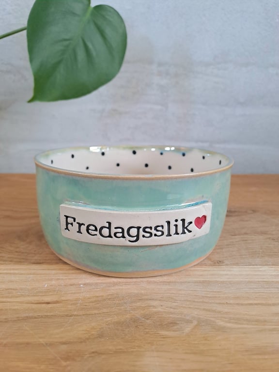 Fredagsslik skålen er 15 cm i diameter og 6,5 cm høj