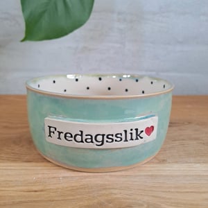 Fredagsslik skålen er 15 cm i diameter og 6,5 cm høj – produktbillede