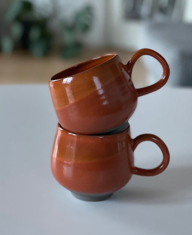 Buttet keramik kop, mørkt ler, orange