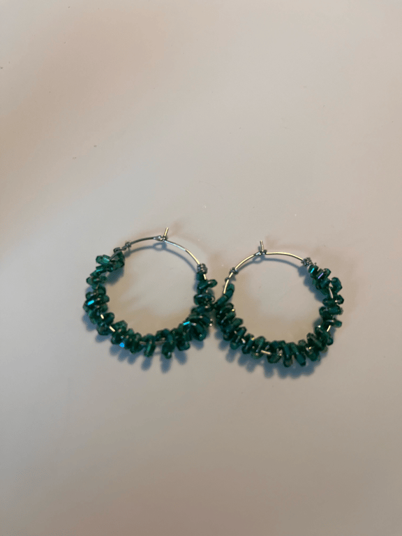 Mørke Grønne glasperler snoet omkring creolerne billede 2