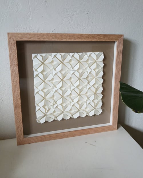 30x30cm, Foldet papirværk. beige, indrammet  (4)