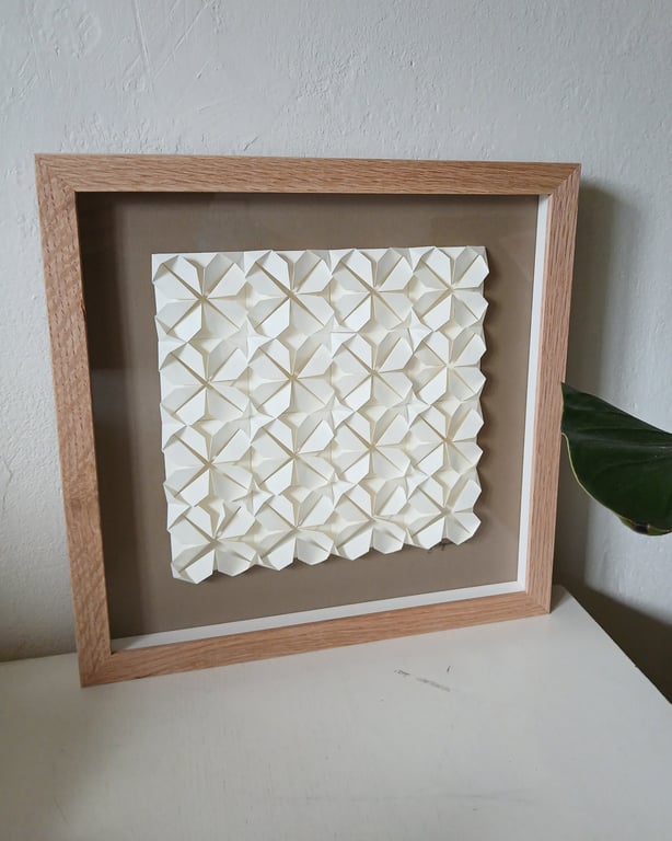 30x30cm, Foldet papirværk. beige, indrammet  billede 4