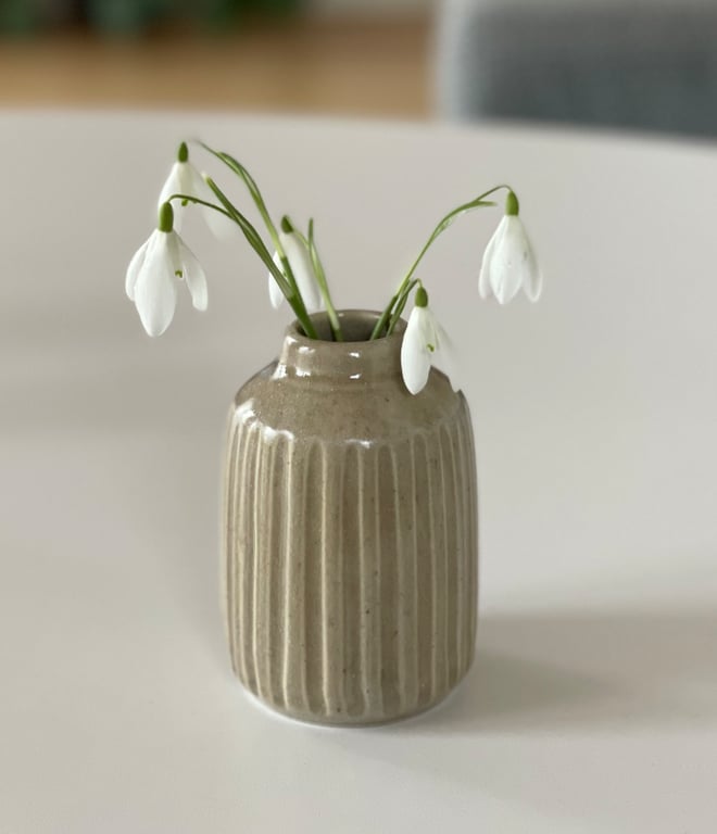 Vase, skifergrå m. riller 