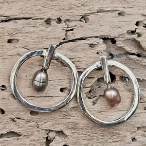 Mørke perle ørestikker – produktbillede