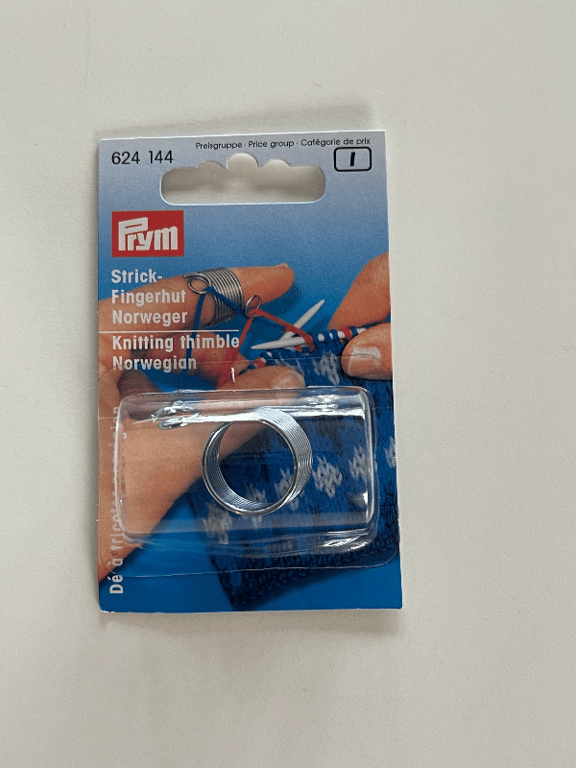 Prym norsk strikkeringsplade i metal i original emballage med billede af hænder, der strikker blå og hvide mønstrede sokker.