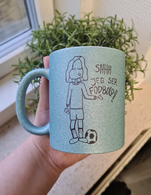 Krus: Shhh jeg ser fodbold (langt hår) Lys Blå Glimmer
