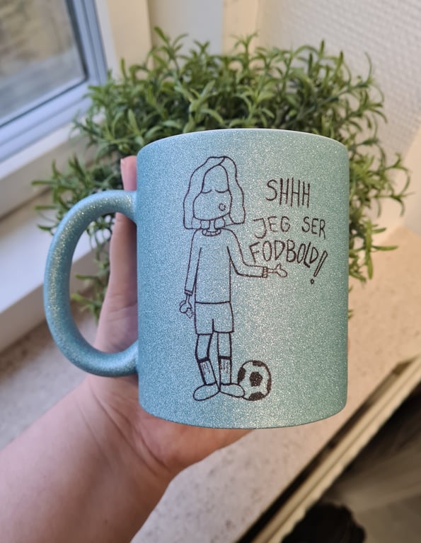 Krus: Shhh jeg ser fodbold (langt hår) Lys Blå Glimmer