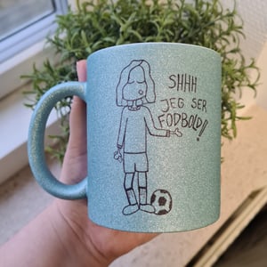 Krus: Shhh jeg ser fodbold (langt hår) Lys Blå Glimmer – produktbillede