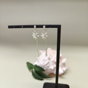 Julestjerne øreringe med 3 ferskvandsperler – produktbillede