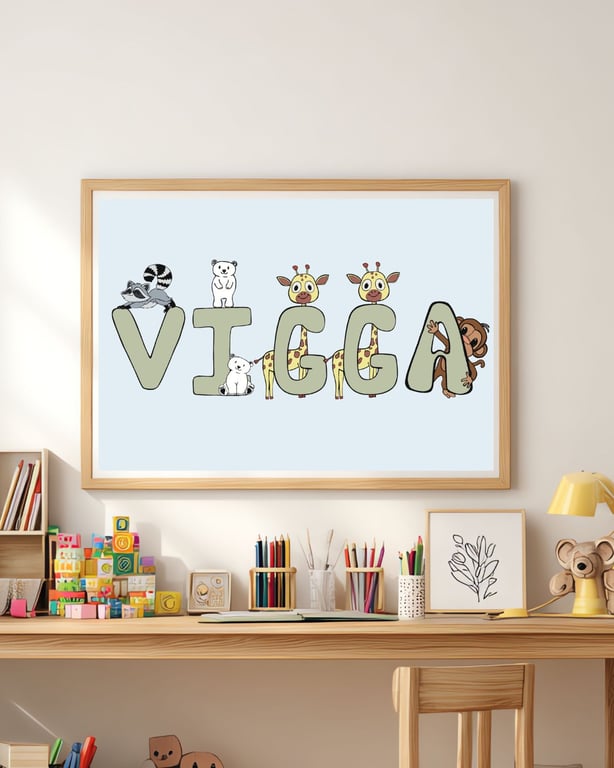 Væghængt børneplakat med navnet "Vigga" skrevet med store bogstaver, omgivet af søde tegninger af dyr som vaskebjørn, isbjørne, giraffer og abe. (2)
