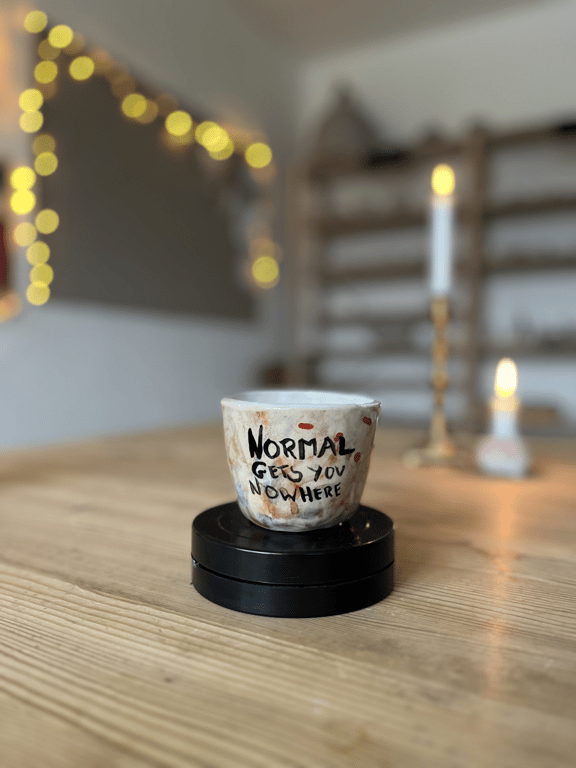 Håndmalet kop, “normal gets you nowhere”