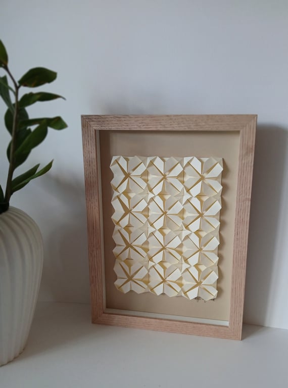 A4 foldet papirværk, beige, indrammet  billede 4