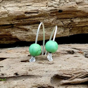 Grønne howlite ørekroge  – produktbillede