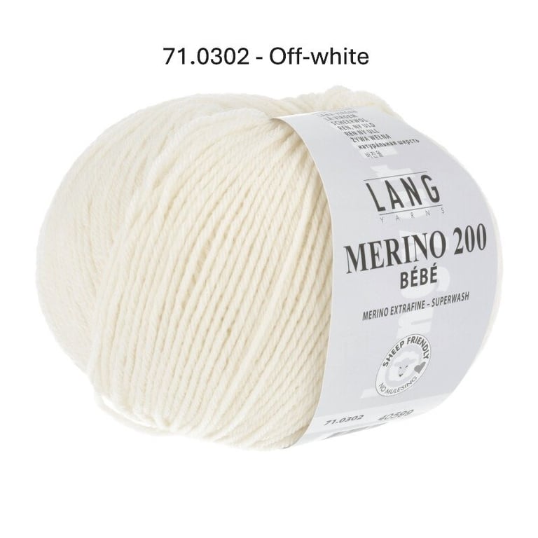 Garnnøgle i off-white farve med etiket fra Lang Yarns, mærket "Merino 200 Bébé" og oplysninger om merinould, superwash-behandling og dyrevenlig produktion.