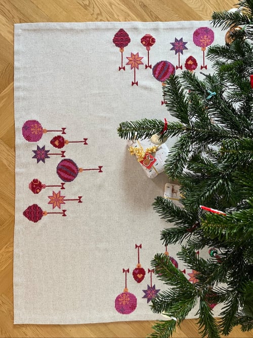 Rød jul med stil-Juletræstæppe 2028-2 Str. 140 x 140 cm. (3)