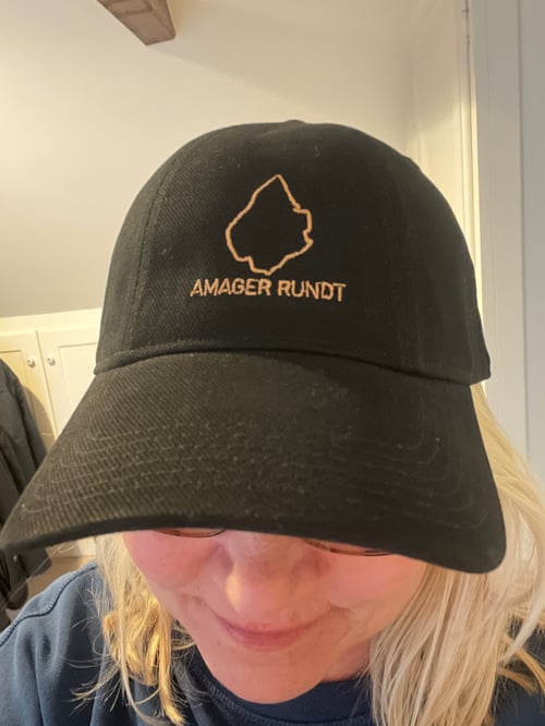 Kasket, sort med broderet logo (2)