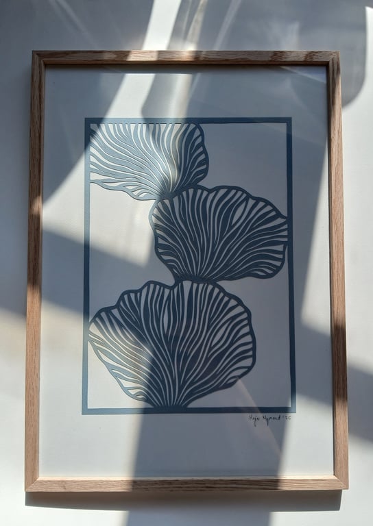 A3 papercut, dueblå, indrammet (3)