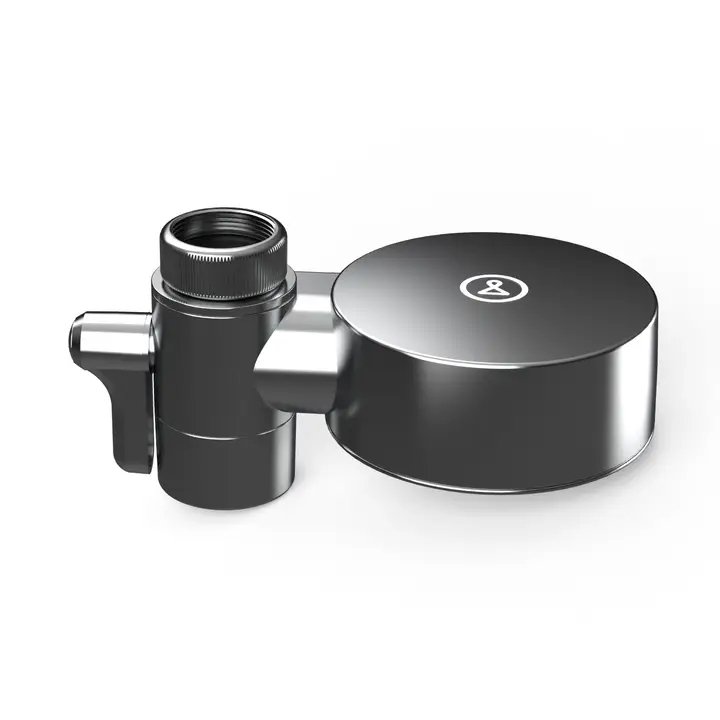 Billede af en sort vandfilterventil til at montere på en vandhane.