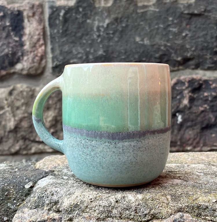 Hånddrejet kop med hank