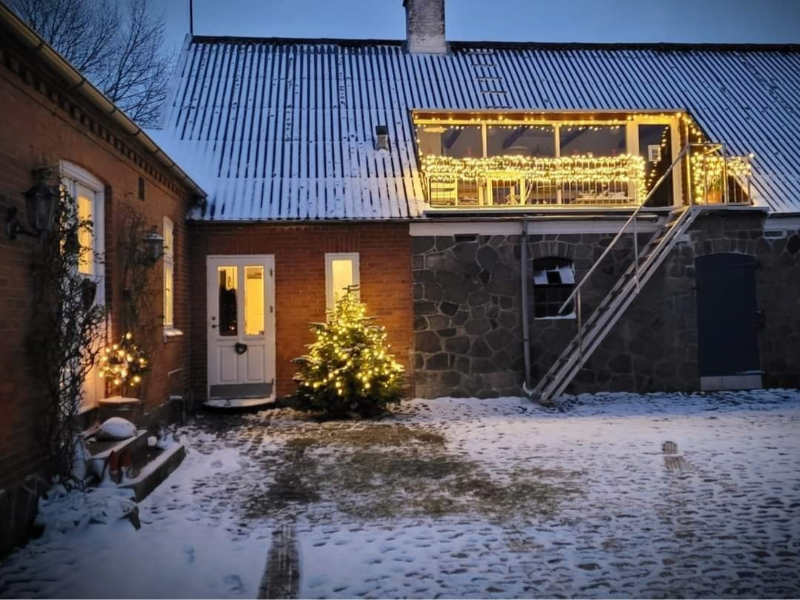 Huset i jule klæder.