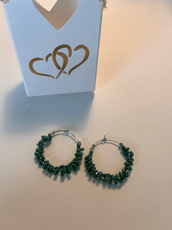 Mørke Grønne glasperler snoet omkring creolerne