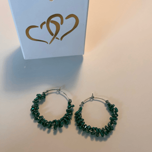 Mørke Grønne glasperler snoet omkring creolerne – produktbillede