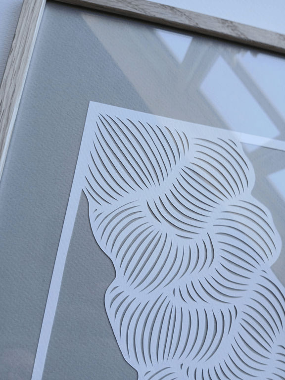 A3 papercut, beigegrå, knækket hvid, indrammet (4)